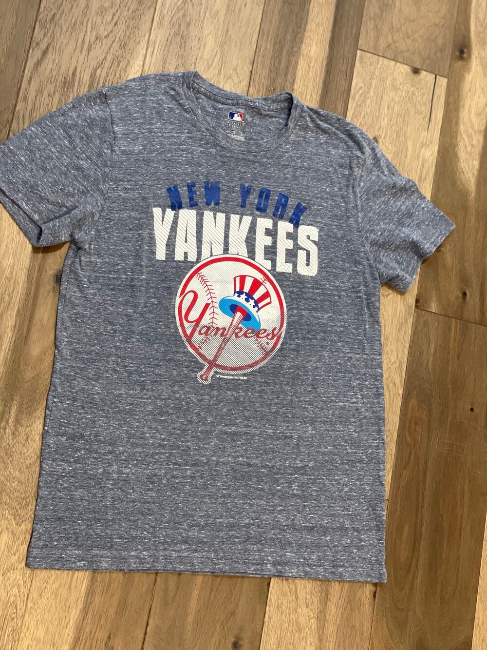 New York Yankees Official MLB Shirt – Size L